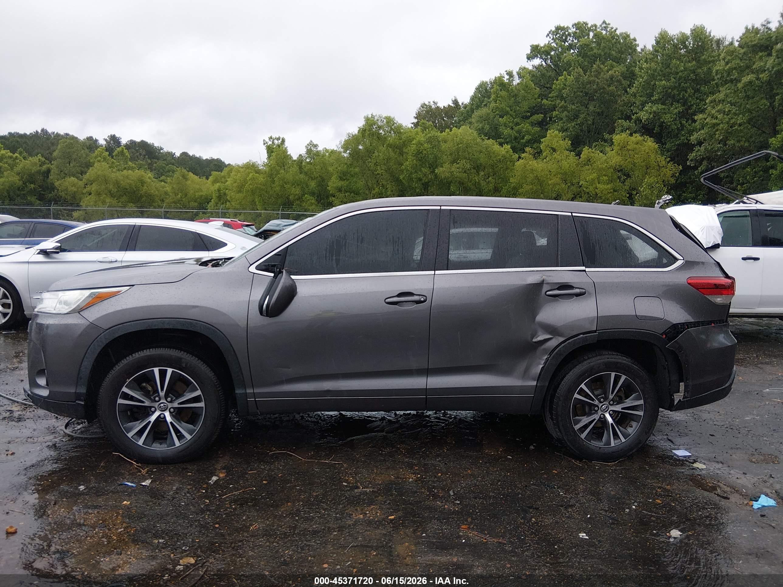 2017 TOYOTA HIGHLANDER LE