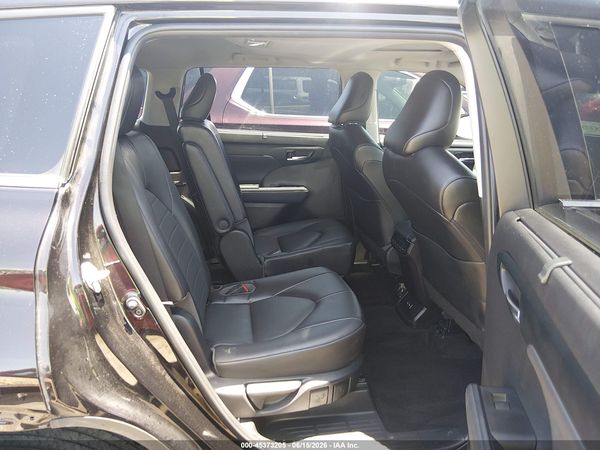 2022 TOYOTA HIGHLANDER XLE