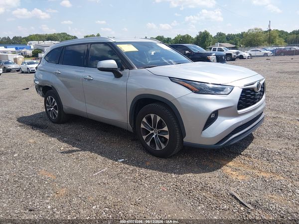 2022 TOYOTA HIGHLANDER XLE