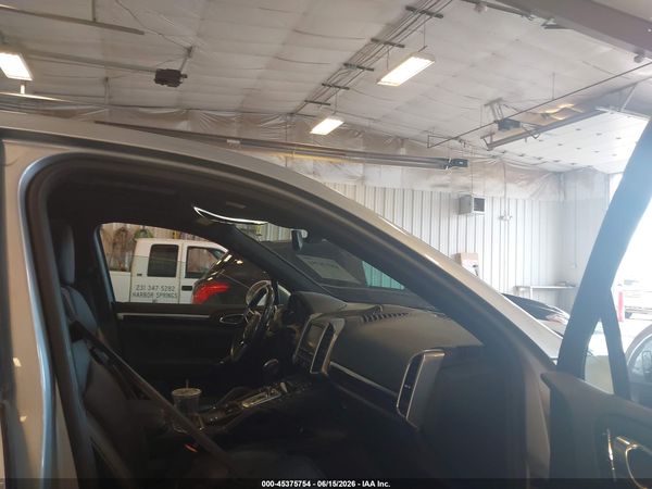 2016 PORSCHE CAYENNE
