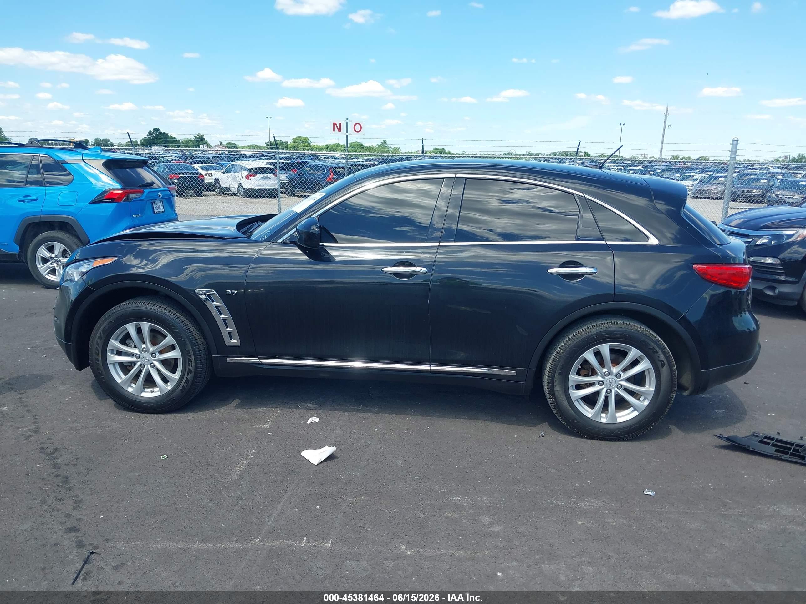 2016 INFINITI QX70
