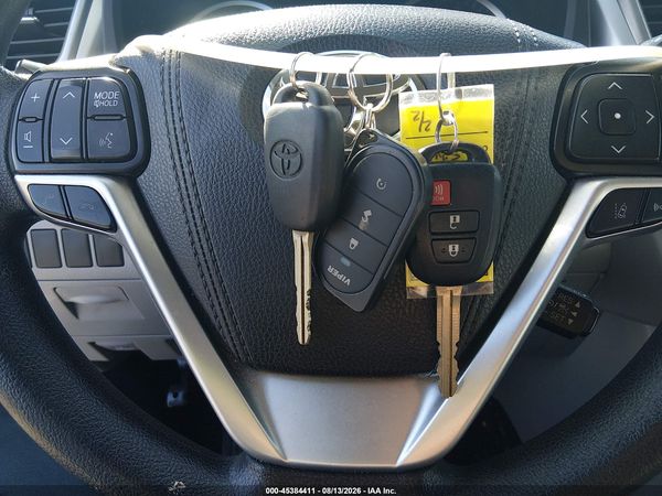 2017 TOYOTA HIGHLANDER LE