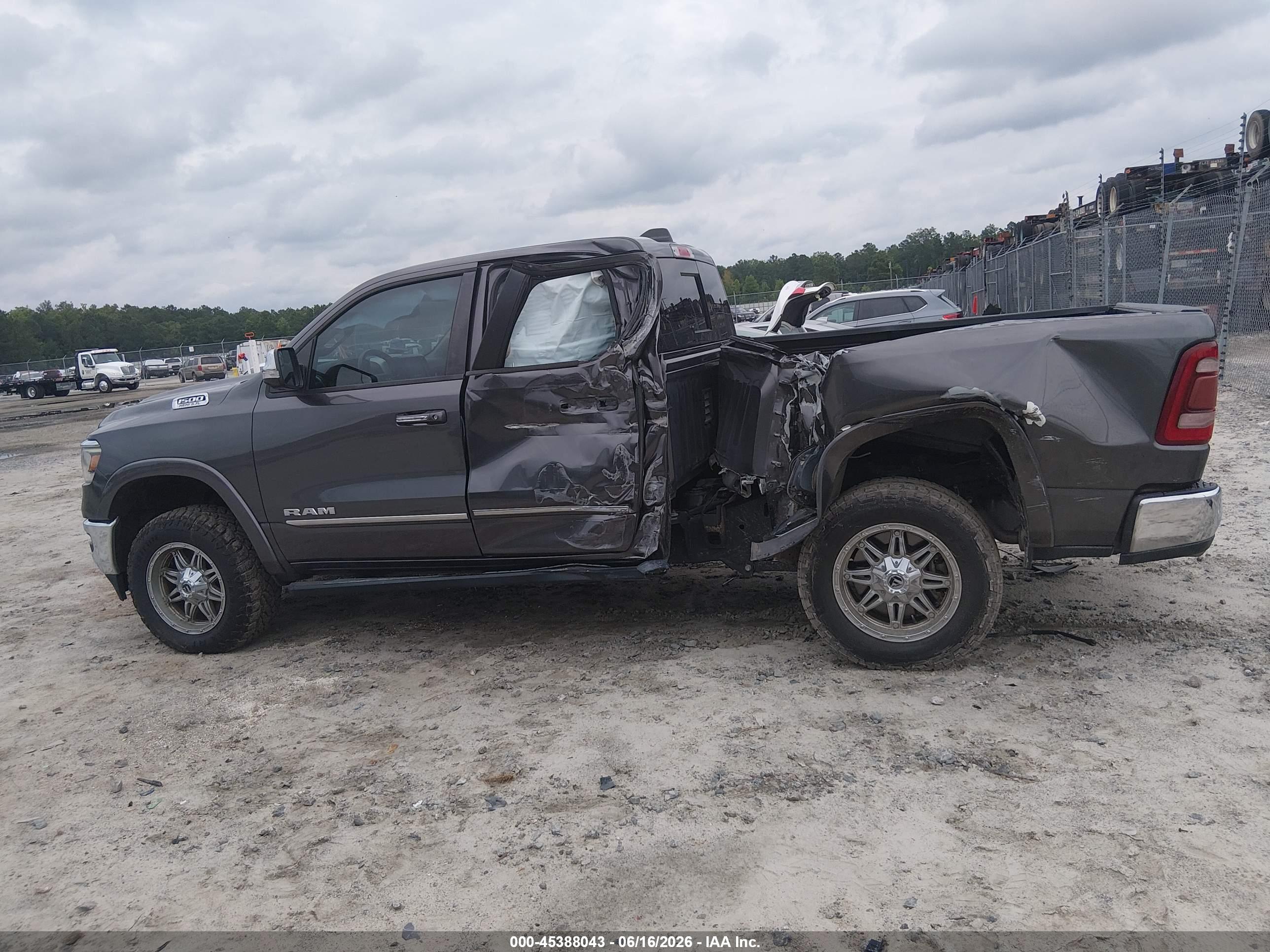2020 RAM 1500 LARAMIE  4X4 6'4 BOX