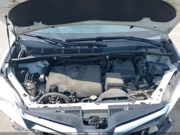 2018 TOYOTA SIENNA LE 7 PASSENGER — I10