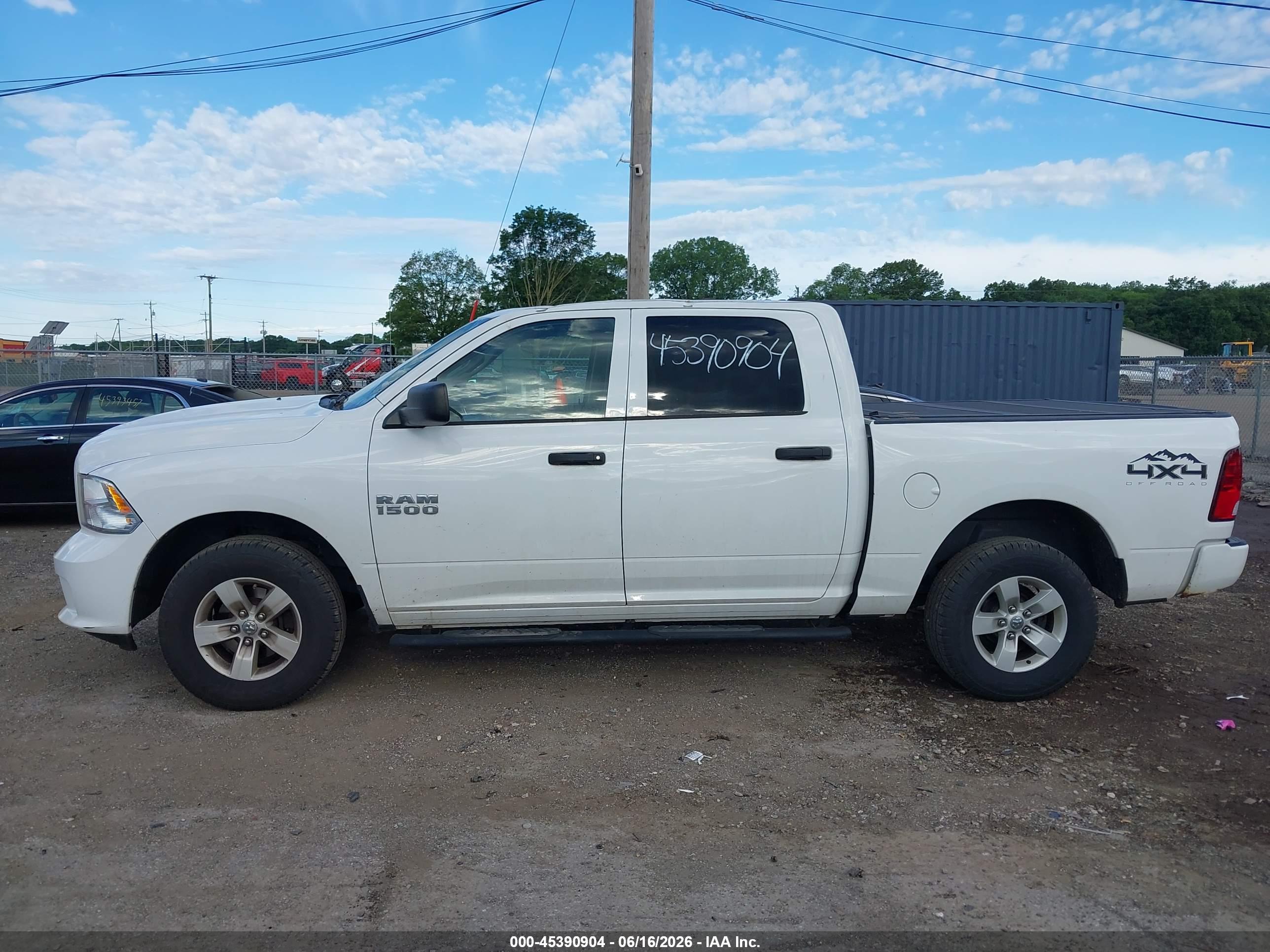 2017 RAM 1500 EXPRESS  4X4 5'7 BOX