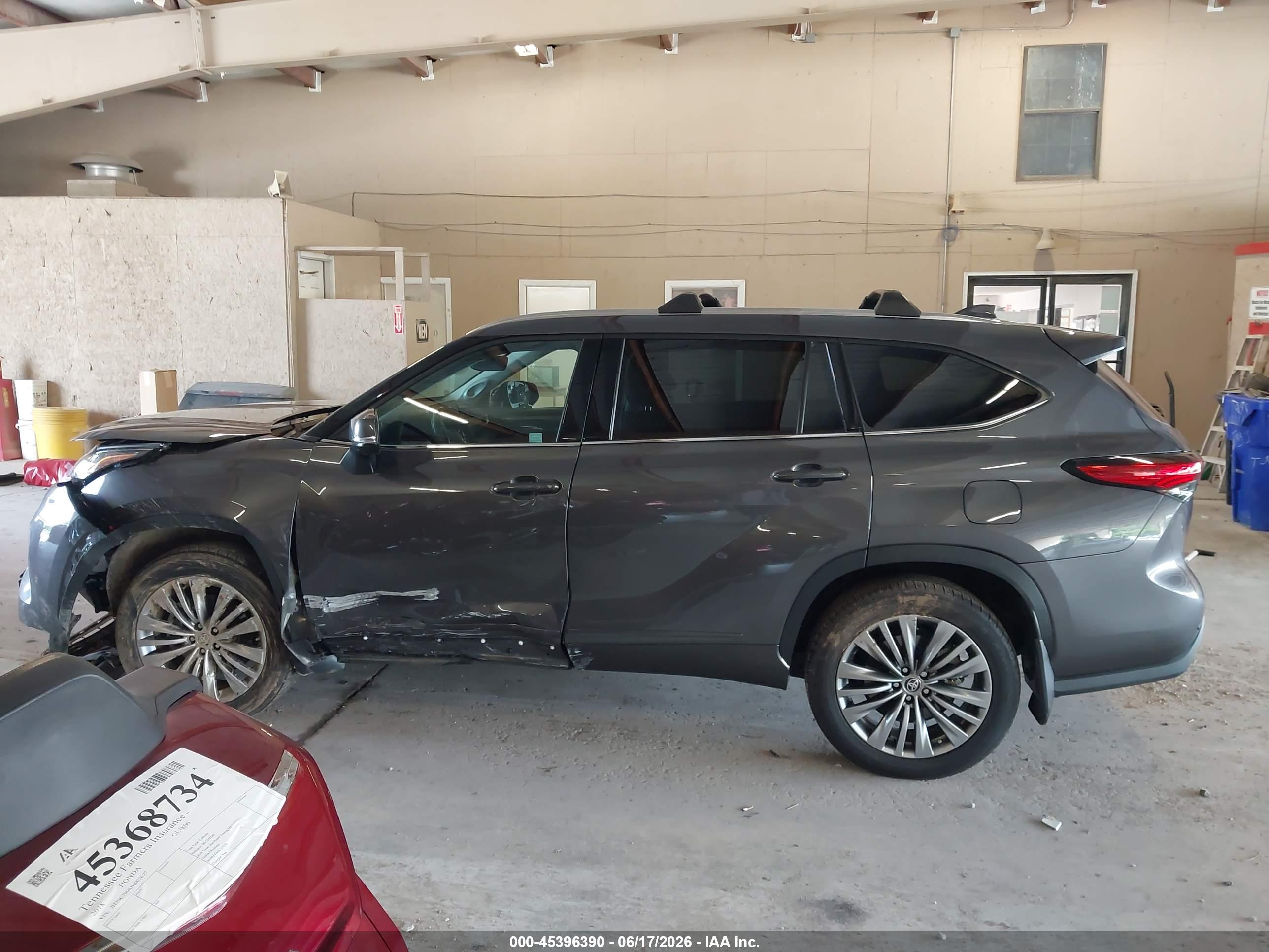 2022 TOYOTA HIGHLANDER PLATINUM