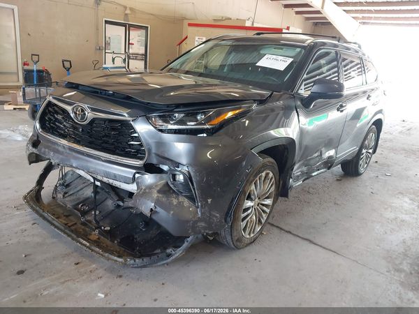 2022 TOYOTA HIGHLANDER PLATINUM