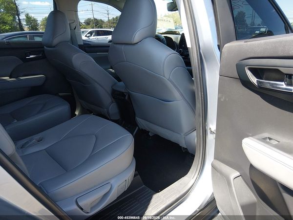 2022 TOYOTA HIGHLANDER XLE