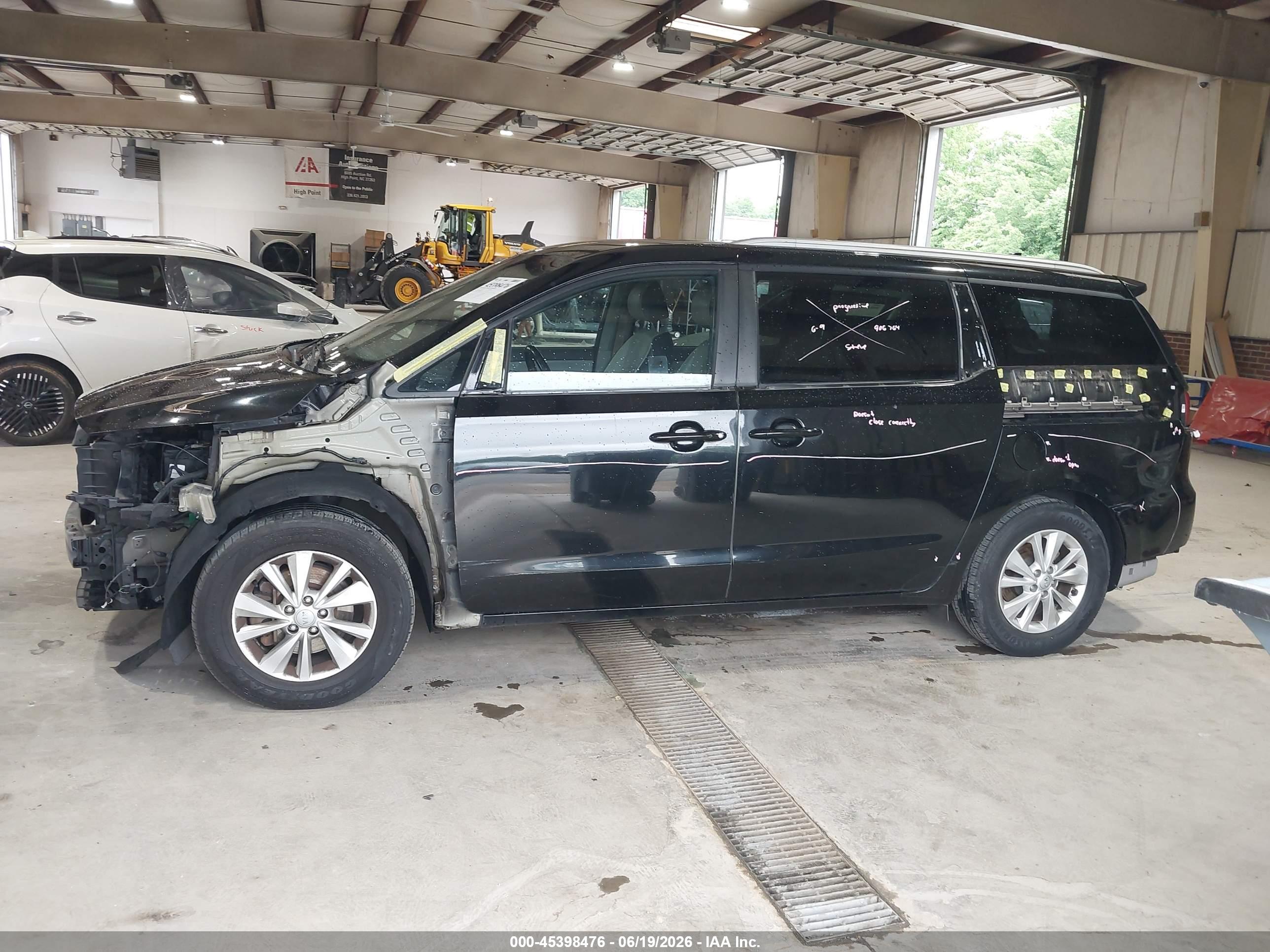 2017 KIA SEDONA LX