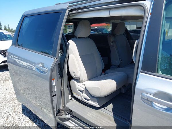 2017 TOYOTA SIENNA LE 8 PASSENGER — I8