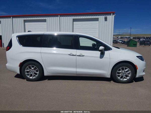 2022 CHRYSLER VOYAGER LX