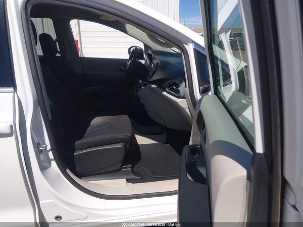 2022 CHRYSLER VOYAGER LX