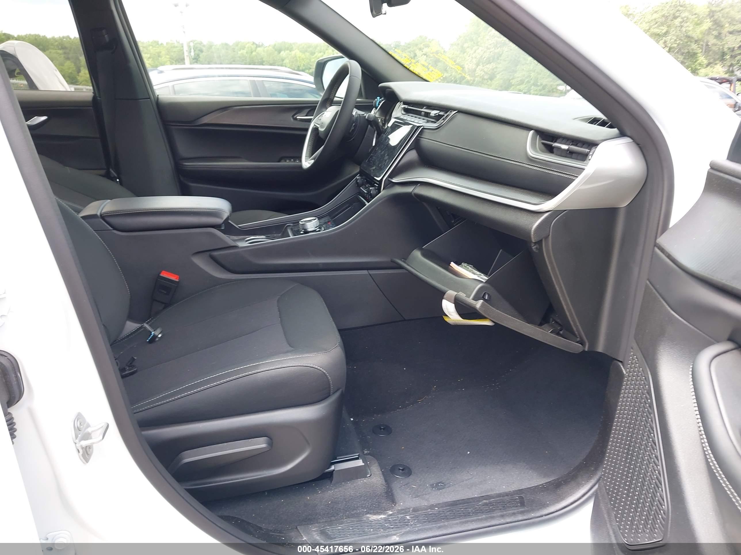2025 JEEP GRAND CHEROKEE LAREDO X 4X2