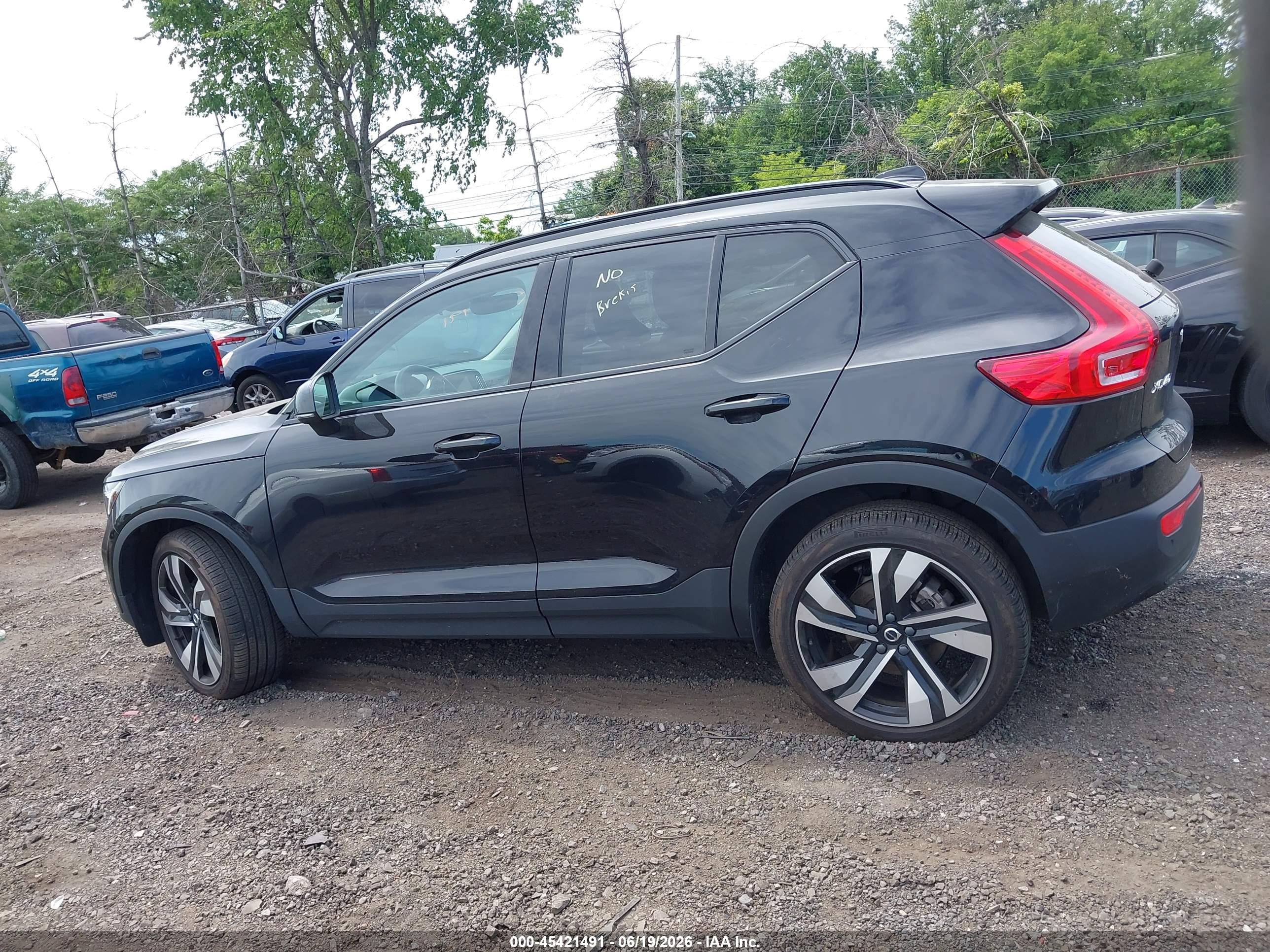 2025 VOLVO XC40 B5 PLUS DARK THEME