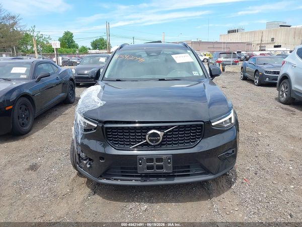 2025 VOLVO XC40 B5 PLUS DARK THEME