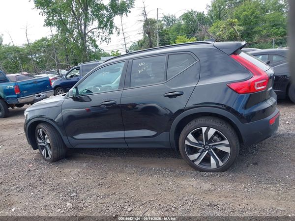 2025 VOLVO XC40 B5 PLUS DARK THEME