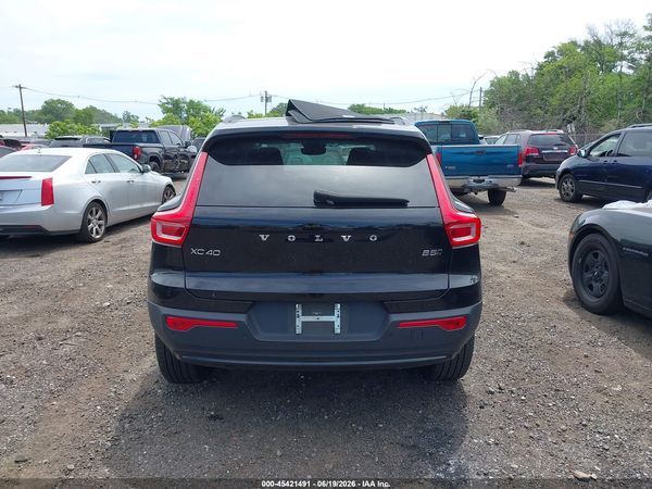 2025 VOLVO XC40 B5 PLUS DARK THEME