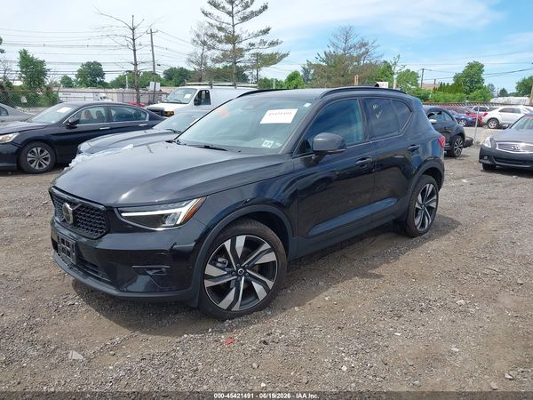 2025 VOLVO XC40 B5 PLUS DARK THEME