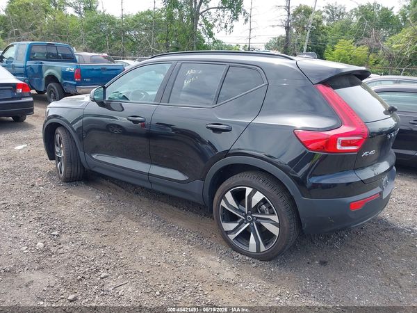 2025 VOLVO XC40 B5 PLUS DARK THEME