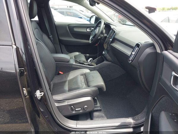 2025 VOLVO XC40 B5 PLUS DARK THEME