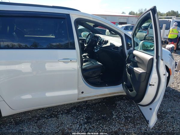 2018 CHRYSLER PACIFICA LIMITED — I5