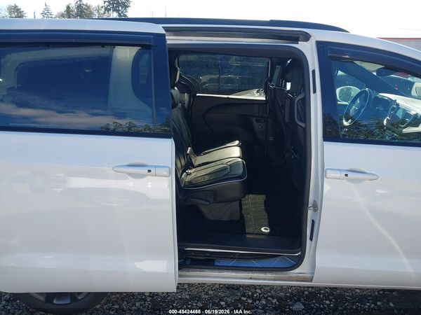 2018 CHRYSLER PACIFICA LIMITED — I8