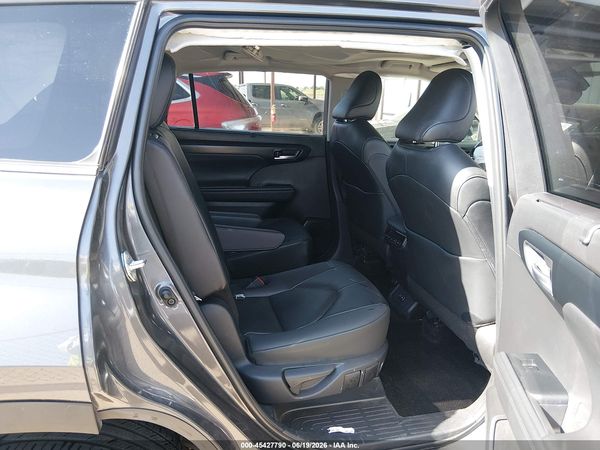 2025 TOYOTA HIGHLANDER XLE
