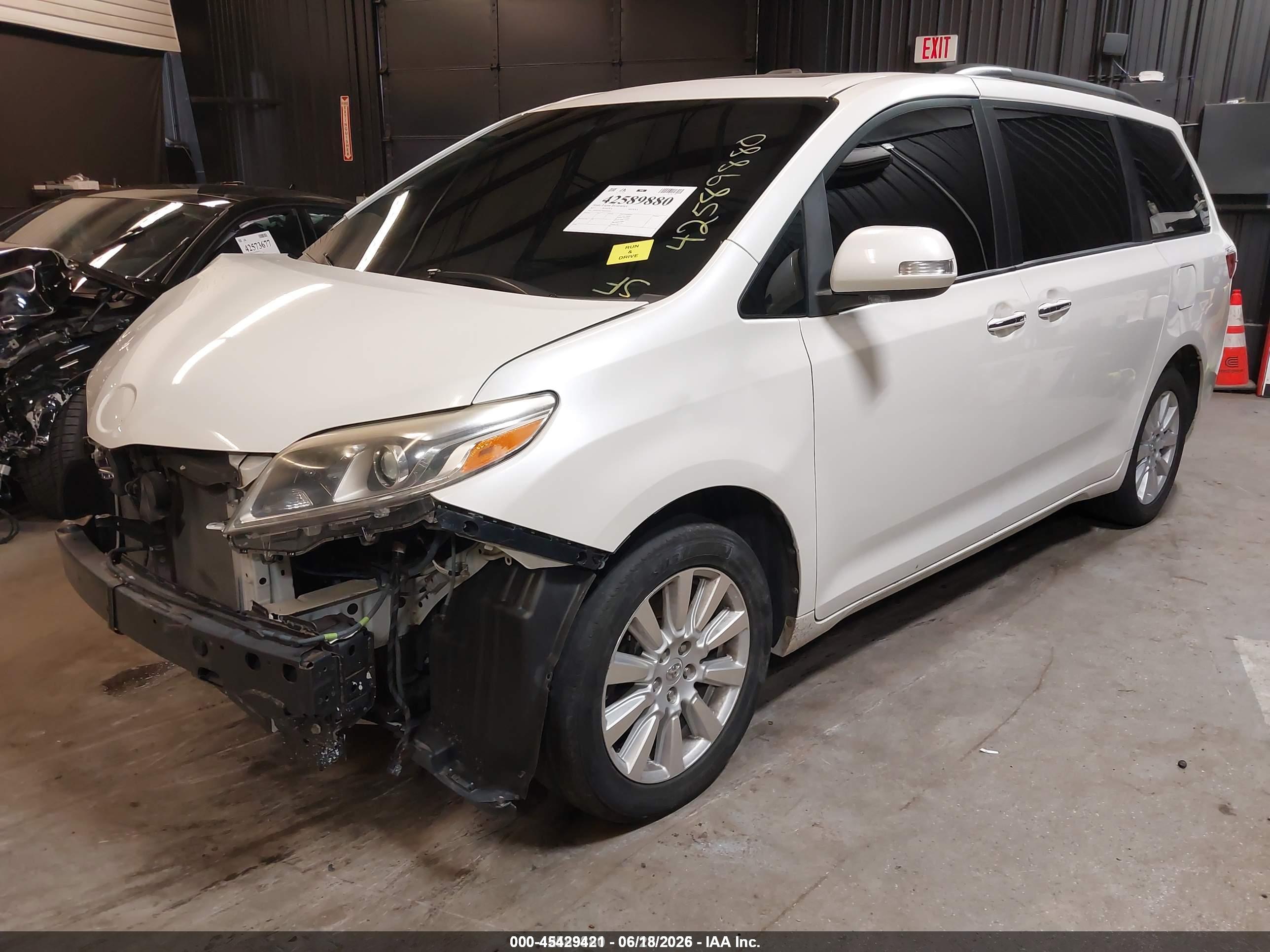 2017 TOYOTA SIENNA — I2
