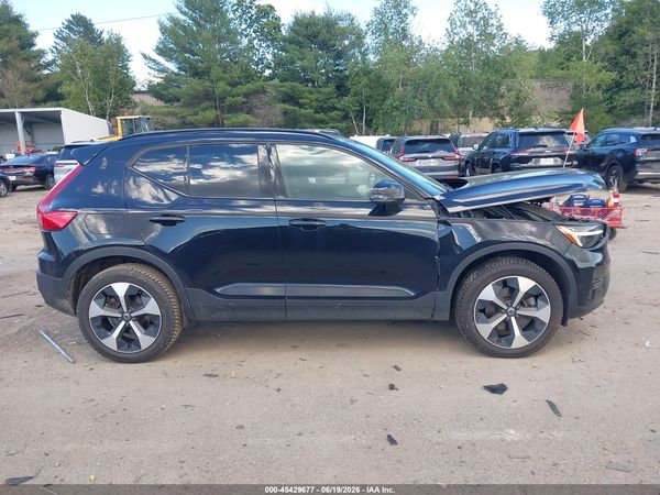 2025 VOLVO XC40 B5 PLUS DARK THEME