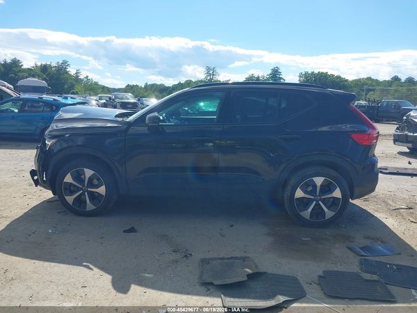 2025 VOLVO XC40