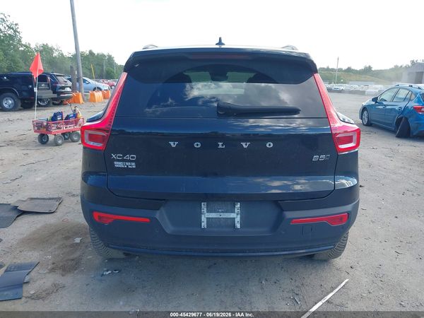 2025 VOLVO XC40 B5 PLUS DARK THEME