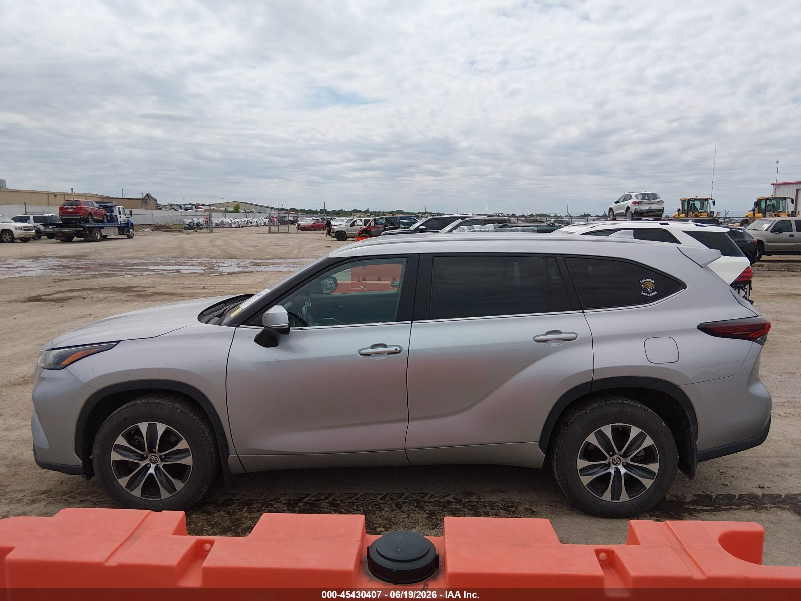 2024 TOYOTA HIGHLANDER XLE