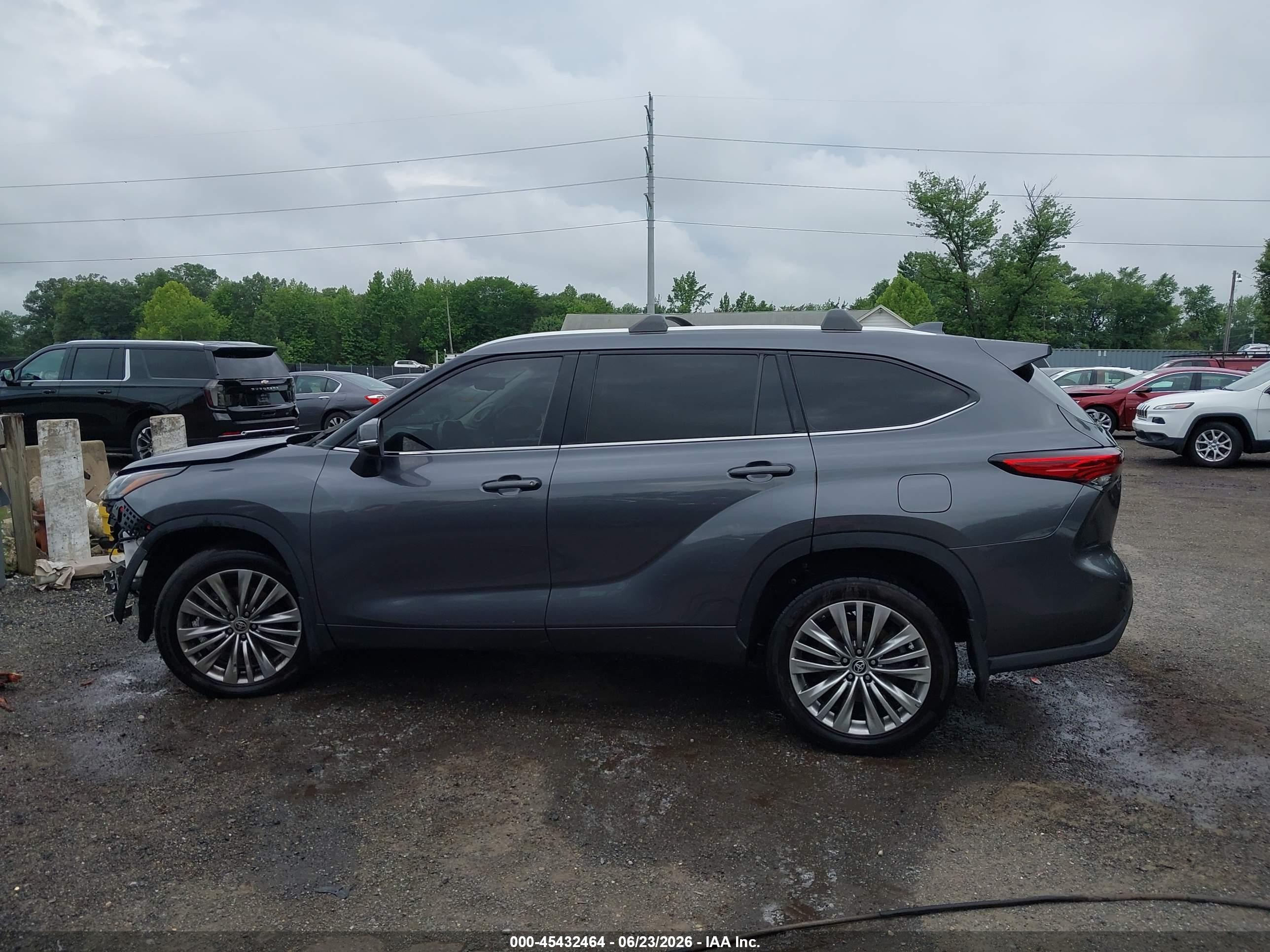 2023 TOYOTA HIGHLANDER PLATINUM