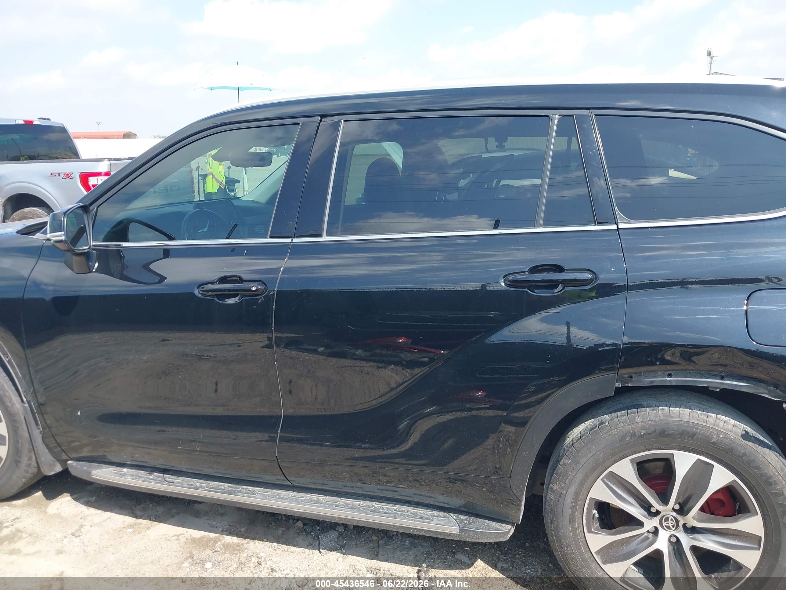 2022 TOYOTA HIGHLANDER XLE