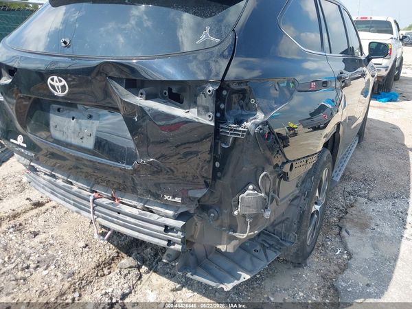 2022 TOYOTA HIGHLANDER XLE