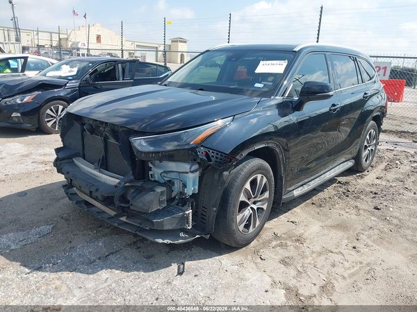 2022 TOYOTA HIGHLANDER XLE
