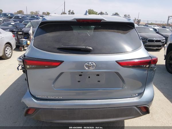 2022 TOYOTA HIGHLANDER XLE