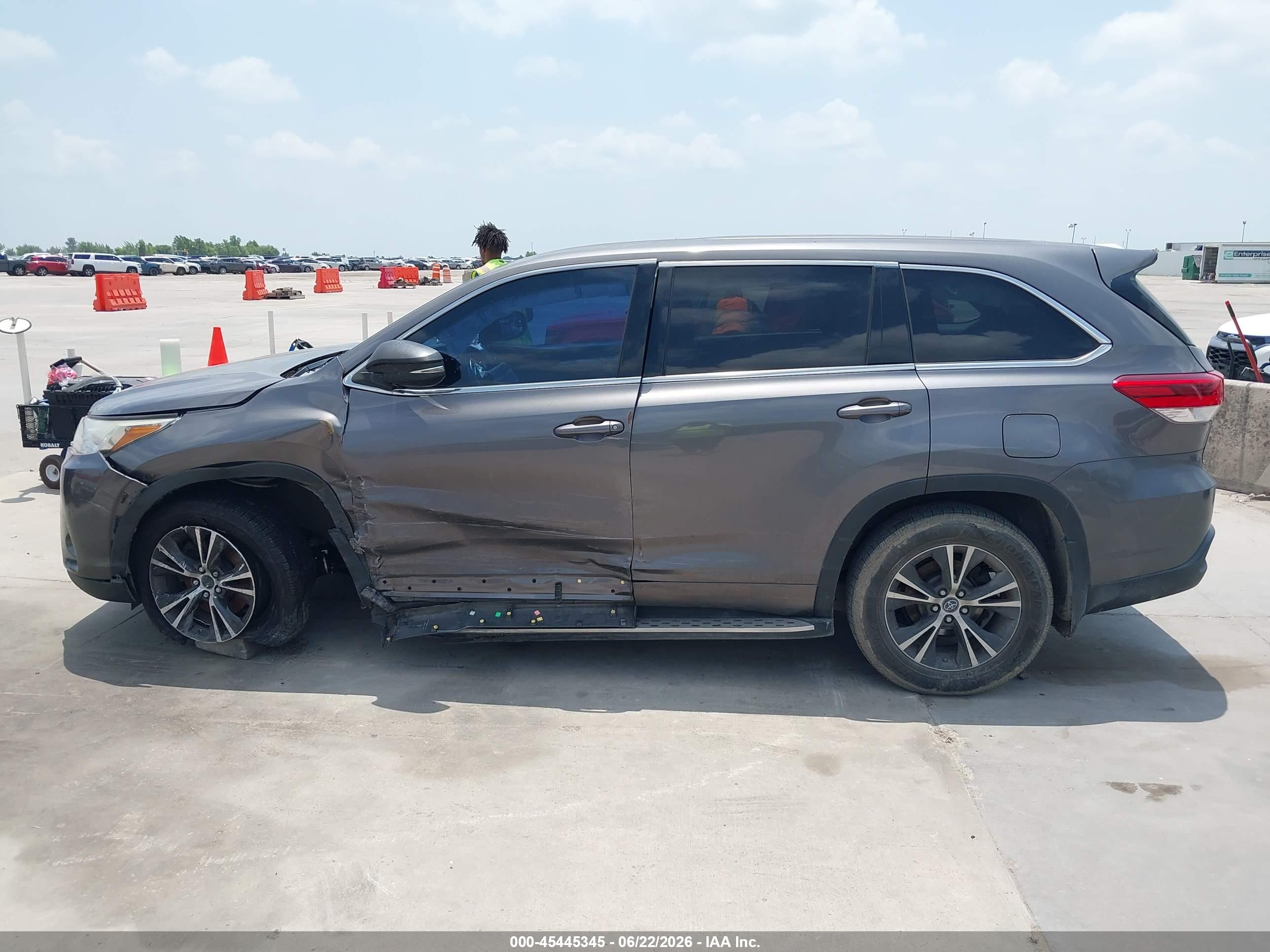 2018 TOYOTA HIGHLANDER LE