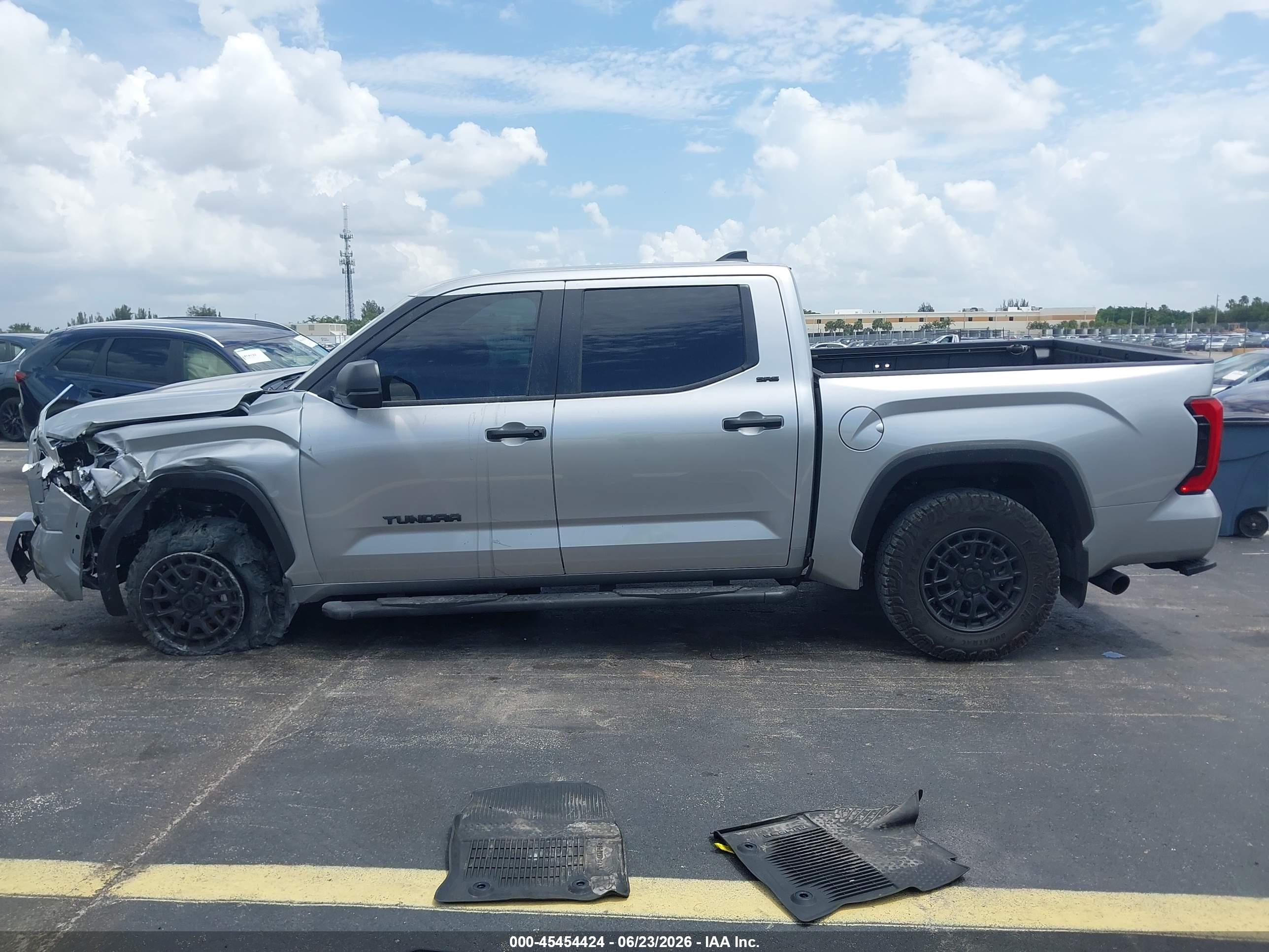 2025 TOYOTA TUNDRA SR5
