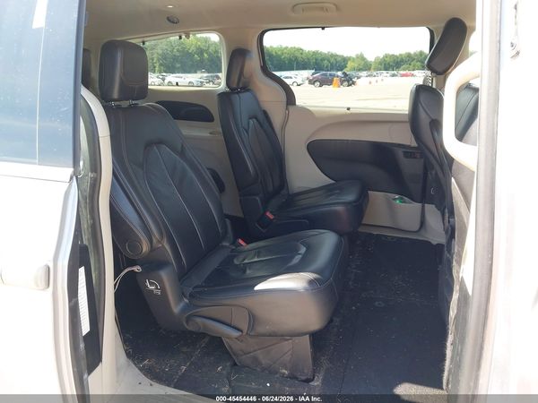 2018 CHRYSLER PACIFICA TOURING L — I8