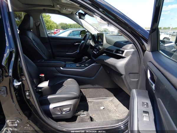 2024 TOYOTA HIGHLANDER XLE