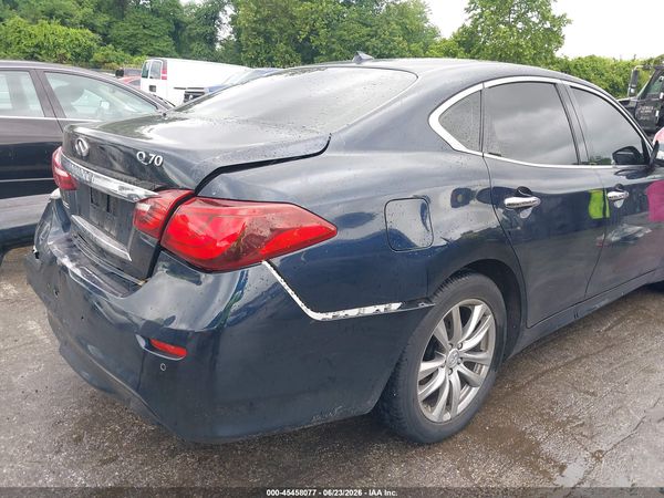2017 INFINITI Q70 3.7