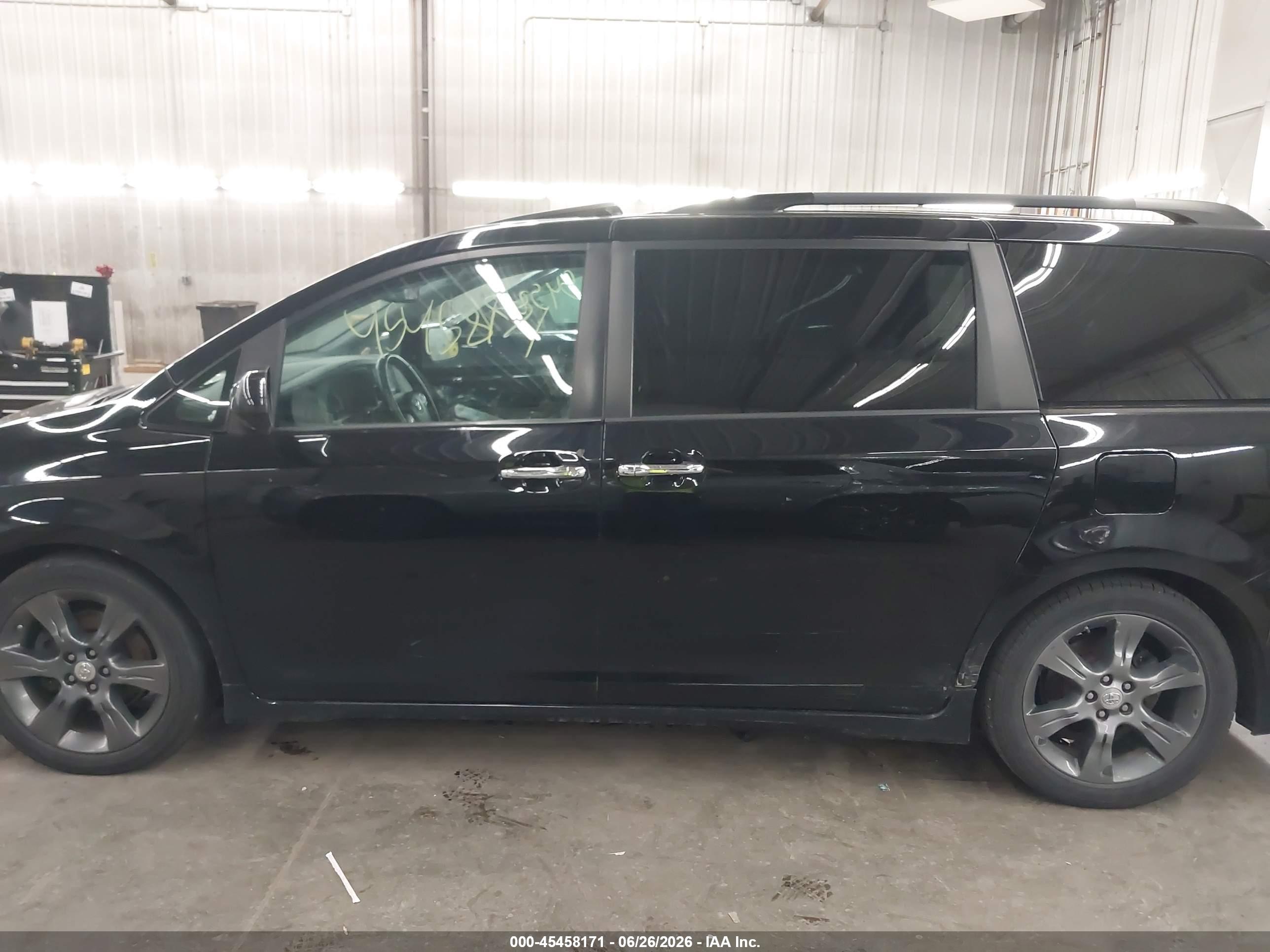 2015 TOYOTA SIENNA SE 8 PASSENGER