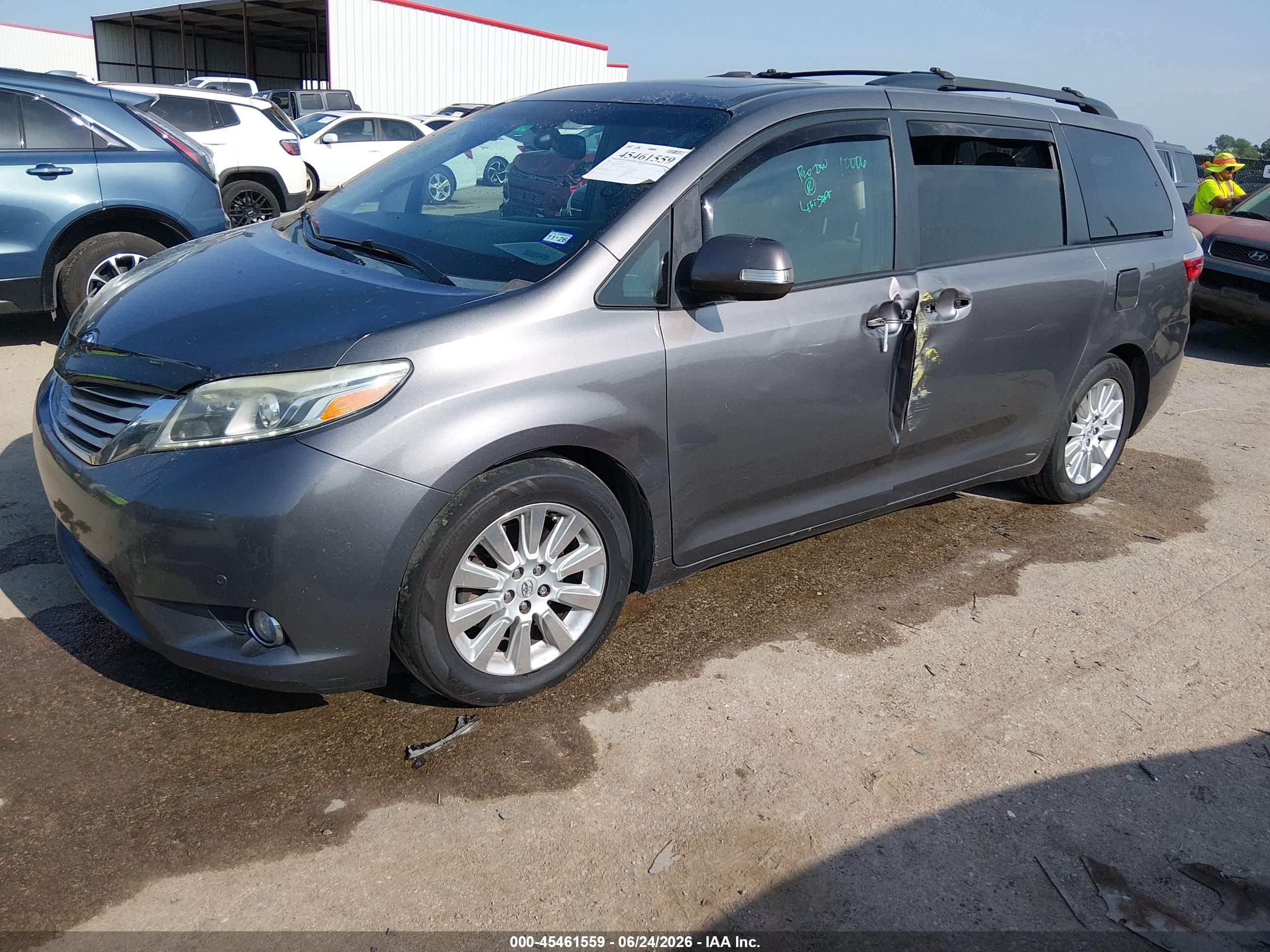 2015 TOYOTA SIENNA — I2