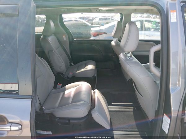 2015 TOYOTA SIENNA — I8