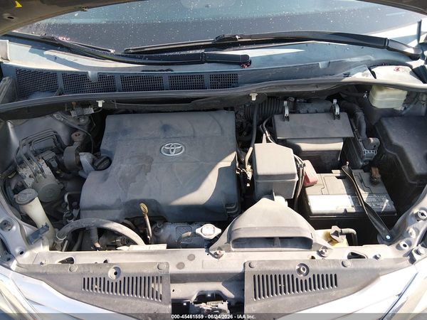 2015 TOYOTA SIENNA — I10
