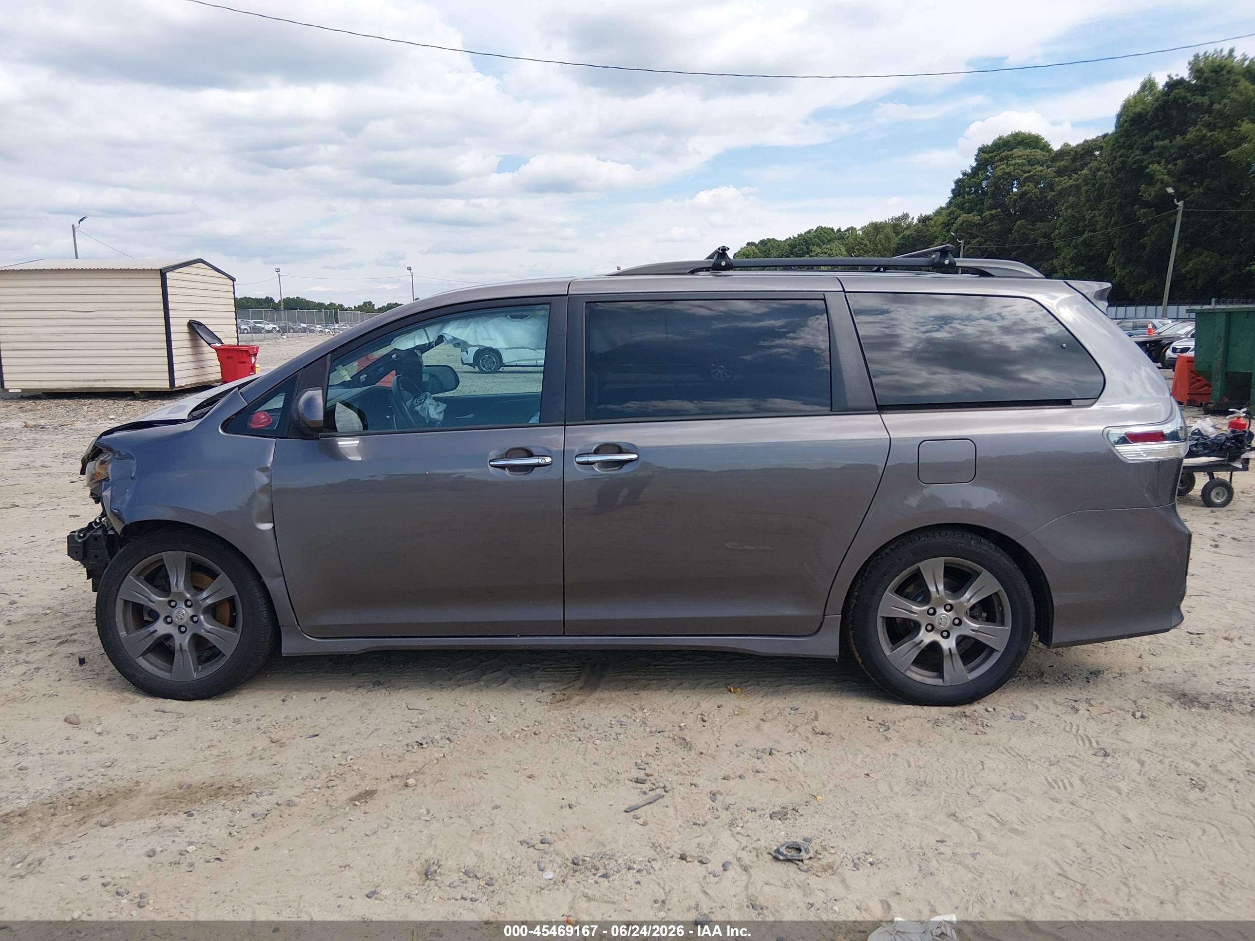 2017 TOYOTA SIENNA SE PREMIUM 8 PASSENGER