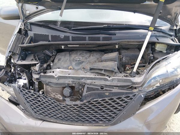 2017 TOYOTA SIENNA SE PREMIUM 8 PASSENGER