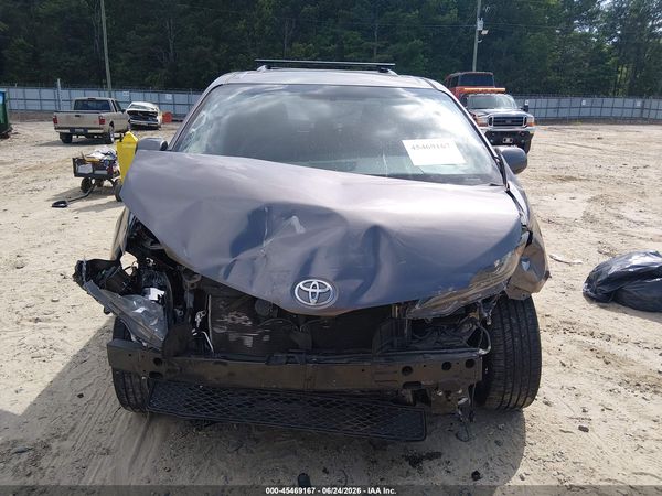 2017 TOYOTA SIENNA SE PREMIUM 8 PASSENGER