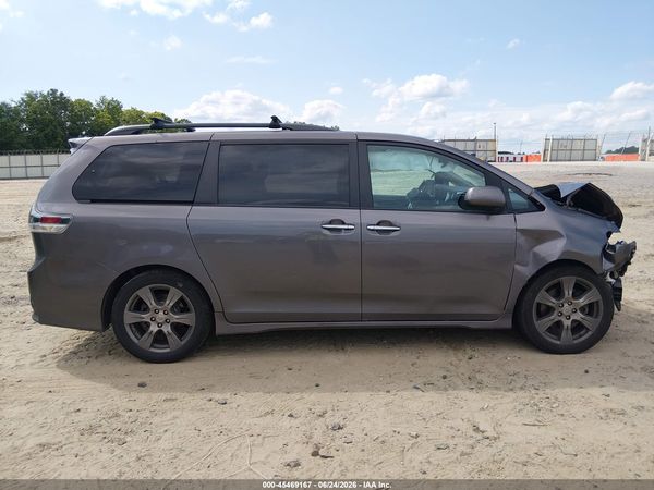 2017 TOYOTA SIENNA SE PREMIUM 8 PASSENGER